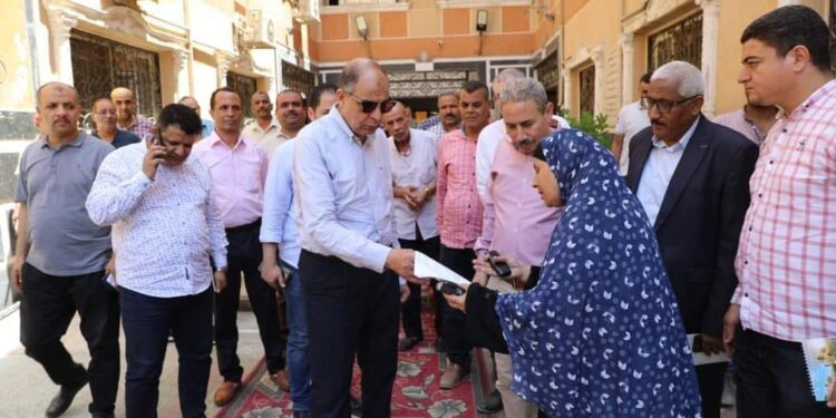 محافظ المنيا وسط اهالى ملوى: لن أبقى على مسئول فى منصبه بالمحافظة لن يرضى عنه المواطنون