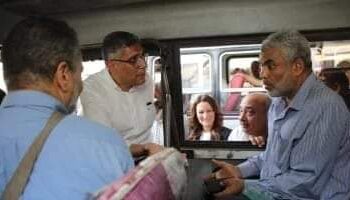 محافظ الجيزة يستمع لشكاوى المواطنين من داخل سيارة ميكروباص. !!