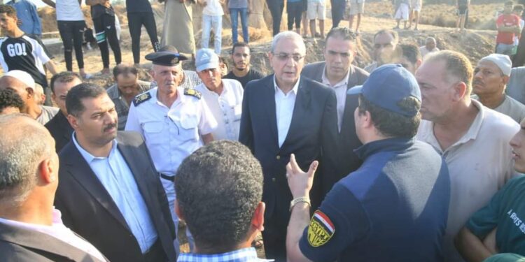 محافظ الغربية في جولة مفاجئة بشبراملس ويشدد على تكثيف اعمال النظافة بالقرية