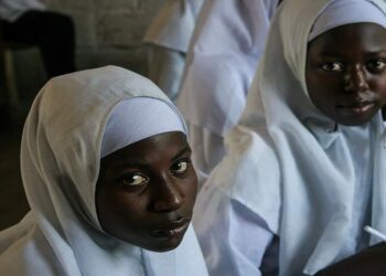 غامبيا: تؤكد الحظر على ختان الإناث