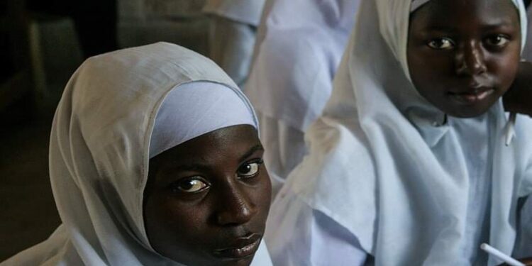 غامبيا: تؤكد الحظر على ختان الإناث