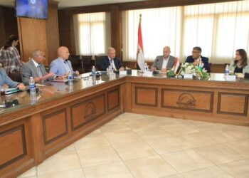 محافظ الجيزة  بوضع حلول عاجلة للقضاء على مشكلات  الصرف الصحي ومياه الشرب 