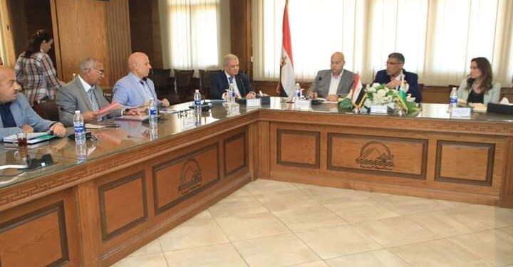 محافظ الجيزة بوضع حلول عاجلة للقضاء على مشكلات الصرف الصحي ومياه الشرب