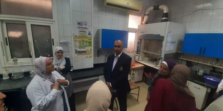 وكيل «صحة الغربية » يتفقد المعمل المشترك بالغربية