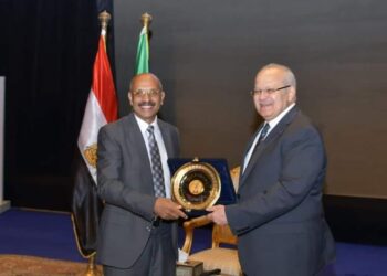 الخشت يكرم الدكتور عبدالراضى رضوان