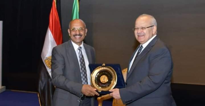 الخشت يكرم الدكتور عبدالراضى رضوان