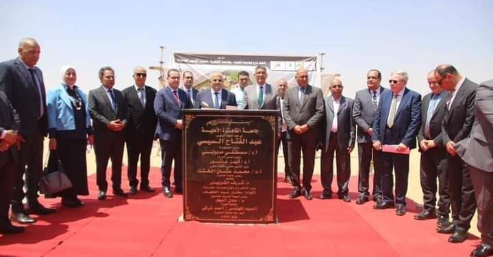 محافظ الجيزة ورئيس جامعة القاهرة يضعان حجر الأساس لإنشاء جامعة القاهرة الاهلية بمدينة ٦ أكتوبر الجديدة
