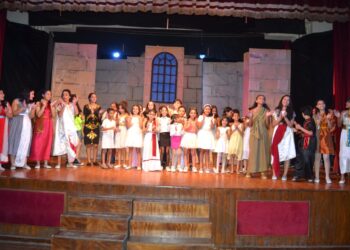 الليسية يتلألأ بعرض مسرحية   “مغامرة في المدينة الأسطورية