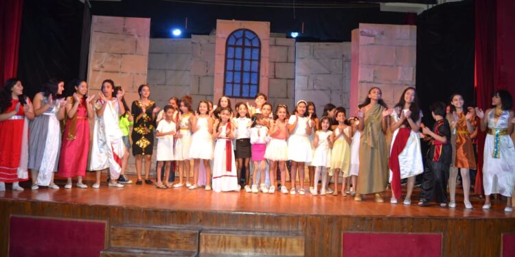 الليسية يتلألأ بعرض مسرحية “مغامرة في المدينة الأسطورية