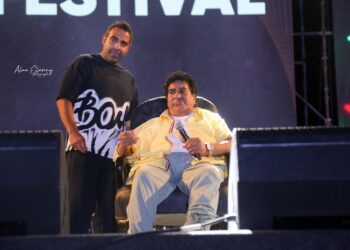 الفنان احمد عدوية ونجله محمد يرفعان شعار كامل العدد بحفل شبين الكوم