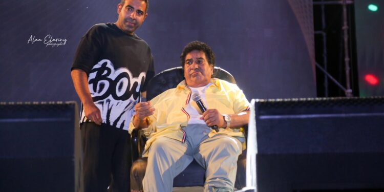 الفنان احمد عدوية ونجله محمد يرفعان شعار كامل العدد بحفل شبين الكوم