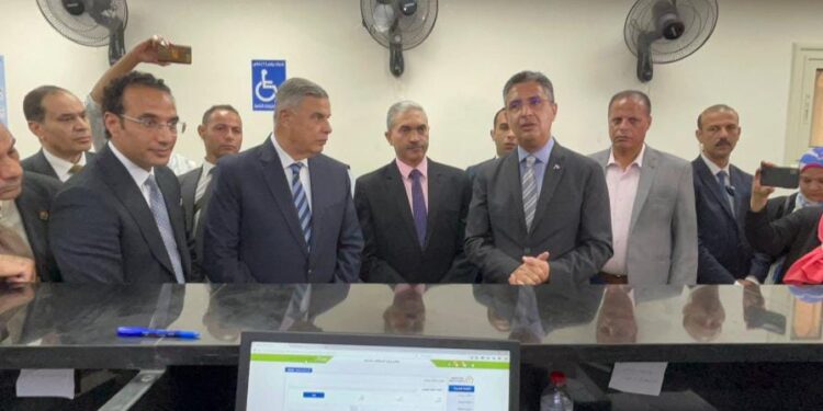وزير التموين يفتتح جولته في الإسكندرية بزيارة مركز باب شرق لخدمة المواطنين