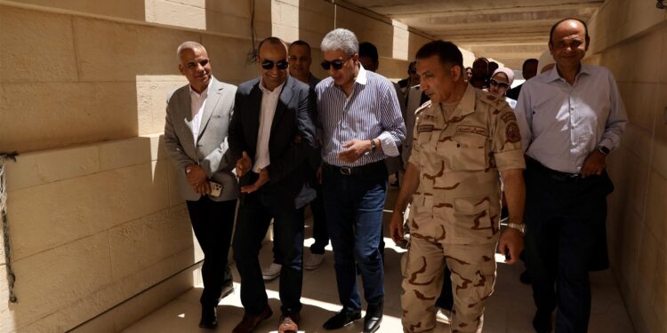 وزير السياحة والآثار يتابع آخر تطورات ومستجدات  أعمال المتحف المصري الكبير