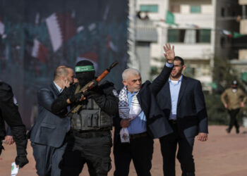 السنوار : يواجه ضغوطا متزايدة من قادة “حماس” لوقف إطلاق النار