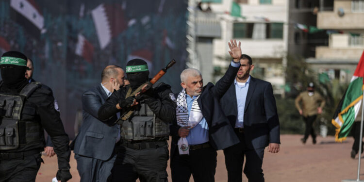 السنوار : يواجه ضغوطا متزايدة من قادة “حماس” لوقف إطلاق النار