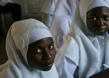 غامبيا: تؤكد الحظر على ختان الإناث