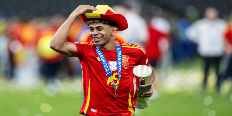  ينصب نفسه ملكا لإسبانيا في نهائي يورو 2024