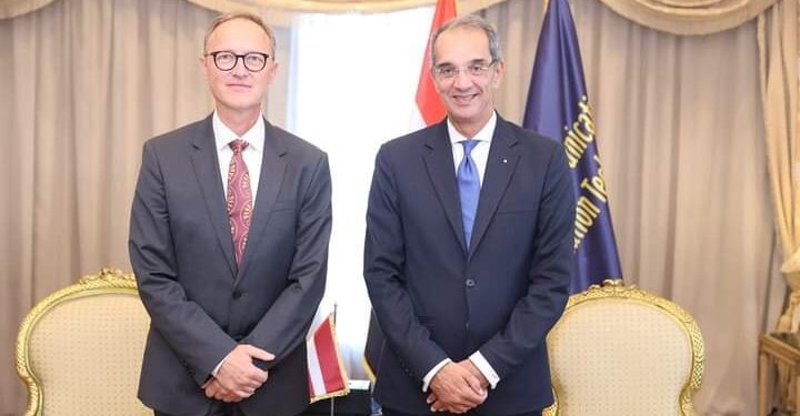 وزير الاتصالات وتكنولوجيا المعلومات يبحث مع سفير جمهورية لاتفيا لدى مصر تعزيز التعاون فى مجالات التحول الرقمى والتعهيد