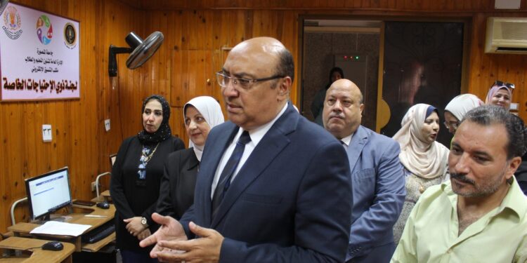 نائب رئيس جامعة المنصورة يتابع العمل بمكتب التنسيق والتحويلات