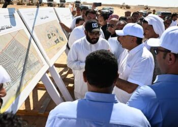 خلال زيارته إلى مدينة رأس الحكمة: رئيس الوزراء يتفقد الأراضي البديلة المُخصصة للأسر المُستحقة لتنفيذ السكن البديل بمنطقة “شمس الحكمة”