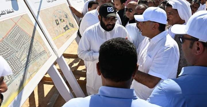خلال زيارته إلى مدينة رأس الحكمة: رئيس الوزراء يتفقد الأراضي البديلة المُخصصة للأسر المُستحقة لتنفيذ السكن البديل بمنطقة “شمس الحكمة”