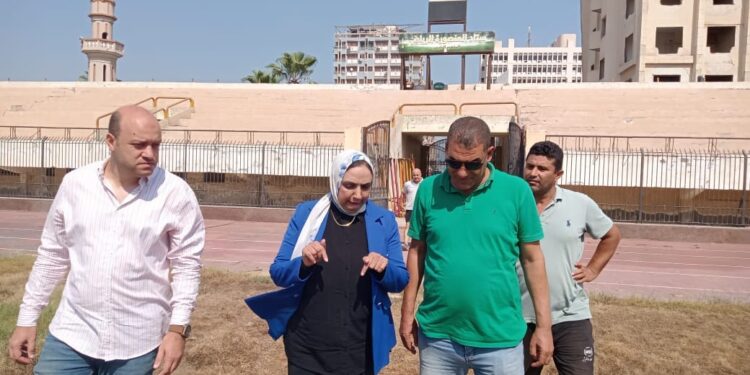 منى عثمان  تشهد تسليم موقع الملعب الرئيسي والتراك بإستاد المنصورة الرياضي