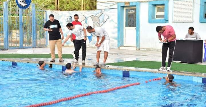 نادى العياط الرياضى يقيم سباقات السباحة فى حضور عدد غفير ويسلم الجوائز والميداليات للمتسابقين الاوائل