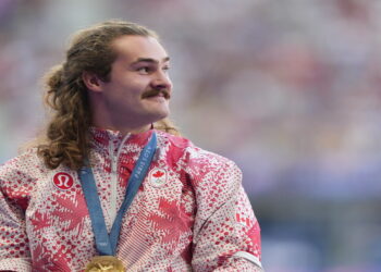  بسبب مظهره المميز. متابعي الأولمبياد يحثون الفائز بذهبية المطرقة على إجراء اختبار الحمض النووي