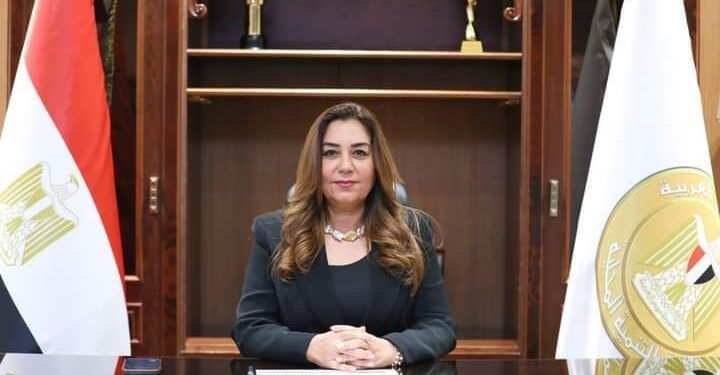 وزيرة التنمية المحلية تستعرض تقريراً عن إنجازات برنامج ” مشروعك” علي أرض المحافظات 