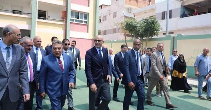 وزير التربية والتعليم ومحافظ الدقهلية يتفقدان مدرسة الحصص الابتدائية المشتركة التابعة لمشروع “حياة كريمة” بشربين