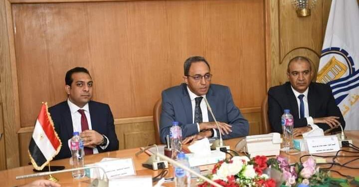 خلال اللقاء الأسبوعي .. محافظ قنا يبحث عدد من المشكلات العامة وطلبات المواطنين مع أعضاء النواب والشيوخ