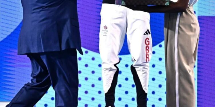 البدر يشارك في تتويج أبطال الغطس في أولمبياد فرنسا