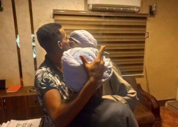 لفتة إنسانية… النقيب حسين السكران يقبل رأس طرفى مشاجرة بلانة لإنهاء الخلاف بينهم