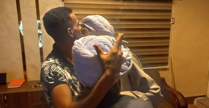 لفتة إنسانية… النقيب حسين السكران يقبل رأس طرفى مشاجرة بلانة لإنهاء الخلاف بينهم