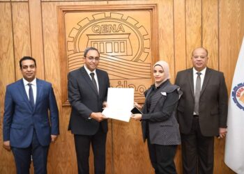 محافظ قنا يكرم العاملين بإدارة المراجعة الداخلية والحوكمة لتميزهم في العمل 