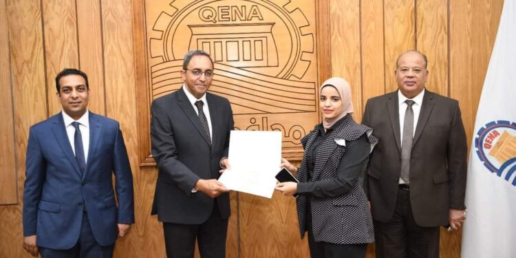 محافظ قنا يكرم العاملين بإدارة المراجعة الداخلية والحوكمة لتميزهم في العمل 