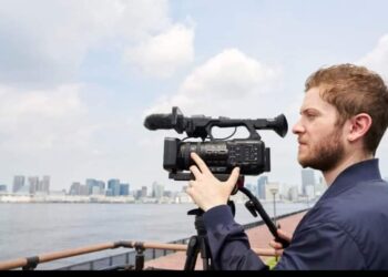 سوني تطرح كاميرتين محمولتين احترافيتين بدقة 4K مع ميزة التعرف التلقائي على الهدف