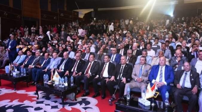 حزب الشعب الجمهوري يكرم طلاب الثانوية المتفوقين بالجيزة فى حشد كبير 