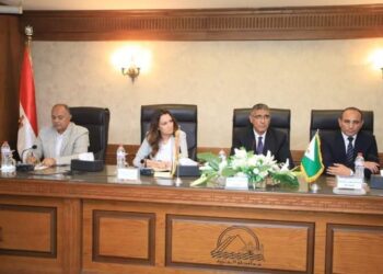 محافظ الجيزة يكلف رؤساء الأحياء والمراكز بتوفير مواقع ثابتة لإقامة منافذ سلعية دائمة علي مدار العام للمواطنين 