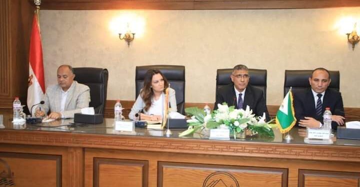 محافظ الجيزة يكلف رؤساء الأحياء والمراكز بتوفير مواقع ثابتة لإقامة منافذ سلعية دائمة علي مدار العام للمواطنين 