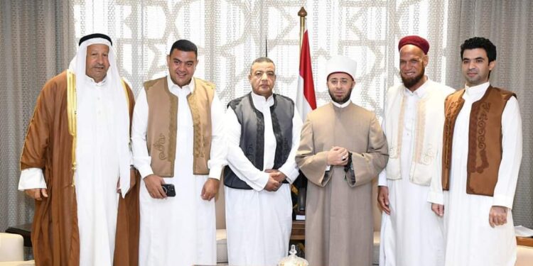 وزير الأوقاف يستقبل وفدًا من شيوخ مطروح وشمال سيناء