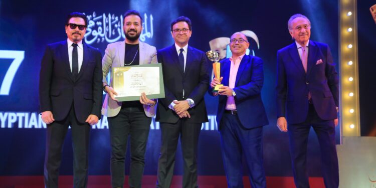 خالد جلال يهنيء فرق البيت الفني للمسرح الفائزة بجوائز القومي