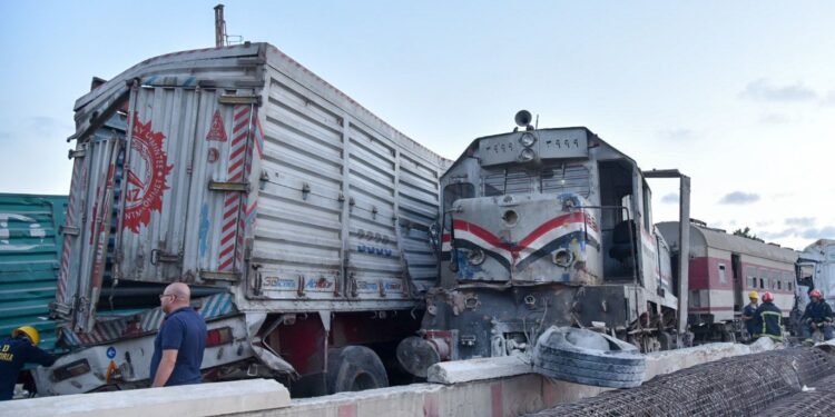 حادث تصادم  مروع بمزلقان مطار برج العرب  القطار والمقطورة  وجها لوجه ومصرع وإصابة خمسة أشخاص 