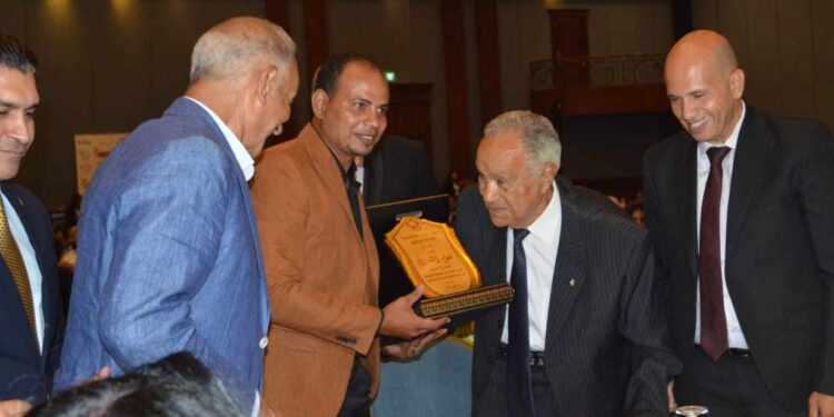 كرنفال حب في حفل جائزة الإسكندرية للأبداع الرياضي ..  دورة عائلة  السباح العالمي كابتن نبيل الشاذلي الأسطورية 