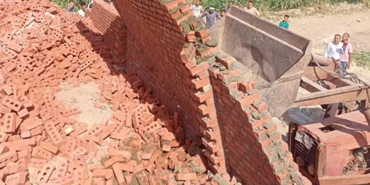 زراعة الفيوم تم إزالة حالة تعدى بالبناء المخالف بناحية العدوه