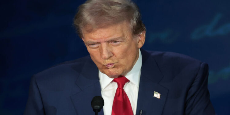 قاض بولاية جورجيا يرفض تهمتين جنائيتين موجهتين ضد ترامب