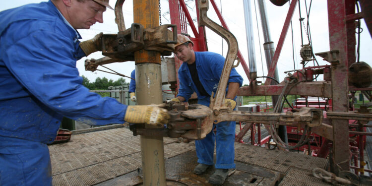 ارتفاع أسعار النفط متأثرة بـ”فرانسين