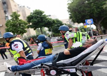 إصابة 9 إسرائيليين خلال هروبهم إلى الملاجئ خوفا من صاروخ أطلق من اليمن