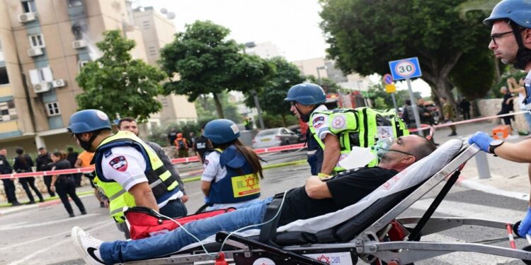 إصابة 9 إسرائيليين خلال هروبهم إلى الملاجئ خوفا من صاروخ أطلق من اليمن