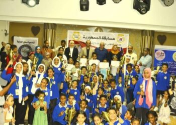 كأس ودروع جوائز مسابقة ” العباقرة الصغار ” بالتعاون مع الحملة الوطنية تحيا مصر